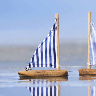Ib Laursen Schiff mit einzelnem Segel dunkelblau