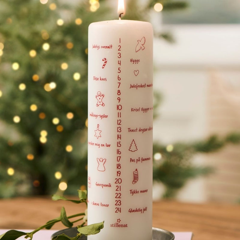 Ib Laursen Weihnachtskerze mit Zahlen und dänischem Text weiß