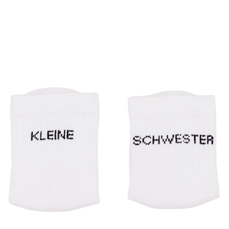 Eulenschnitt Babysocken weiß Kleine Schwester