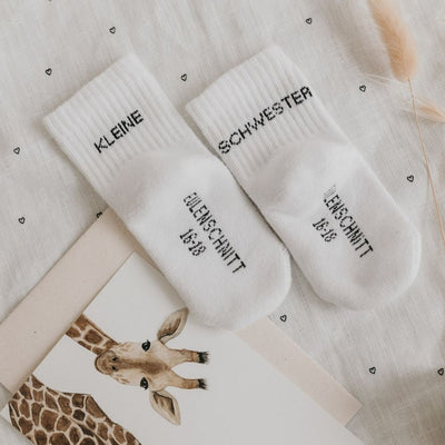 Eulenschnitt Babysocken weiß Kleine Schwester