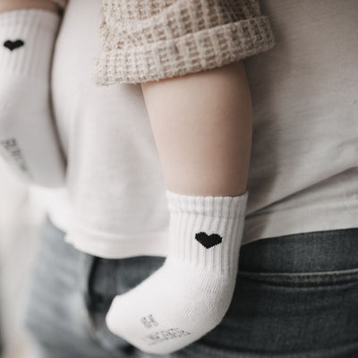 Eulenschnitt Babysocken weiß Herz schwarz
