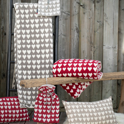 Colourful Nordic Wohndecke Herzen allover rot