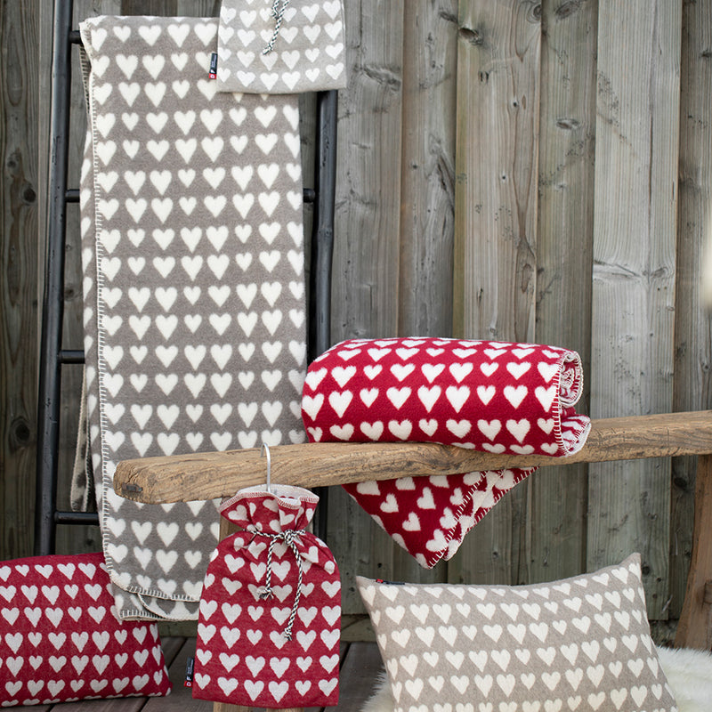 Colourful Nordic Wohndecke Herzen allover rot