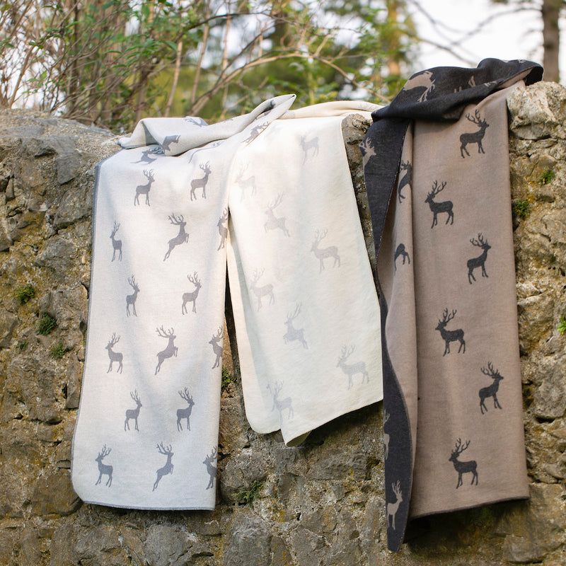 Skandi Flanelldecke Hirsche Hellgrau