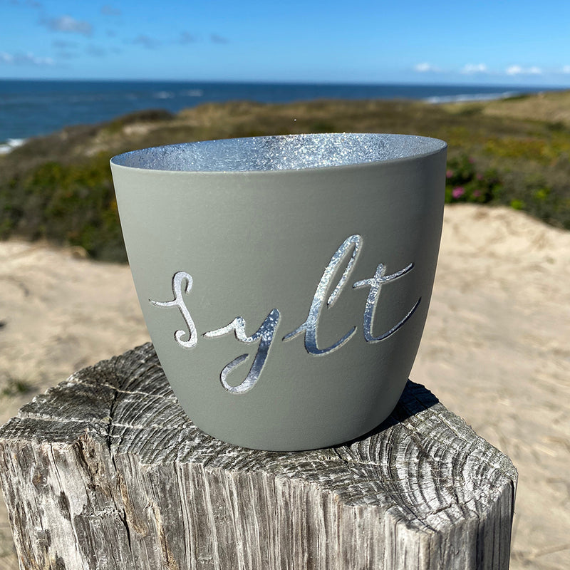 Windlicht im exklusiven Sylt Design Schriftzug Hellgrau Mittel