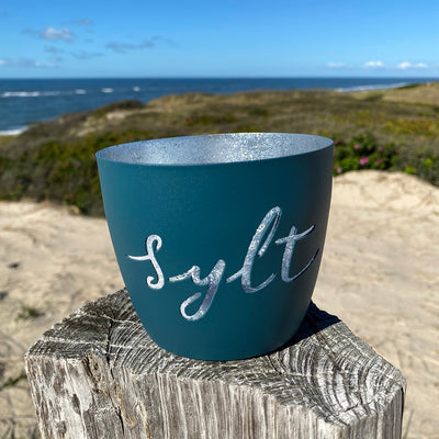 Windlicht im exklusiven Sylt Design Schriftzug Blau Mittel