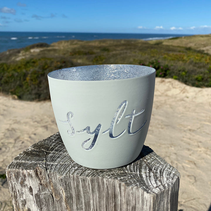 Windlicht im exklusiven Sylt Design Schriftzug Weiß Mittel