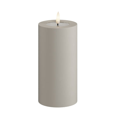 DELUXE LED Stumpenkerze Sandfarben 7,5 x 15 cm Outdoor