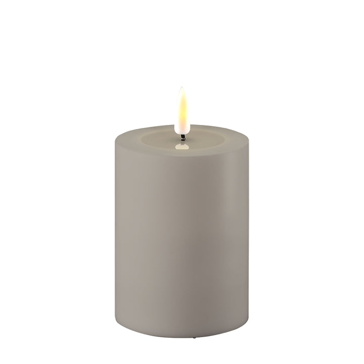 DELUXE LED Stumpenkerze Grau 7,5 x 10 cm Outdoor