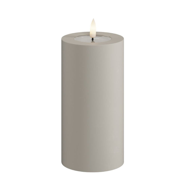DELUXE LED Stumpenkerze Sandfarben 7,5 x 15 cm Outdoor
