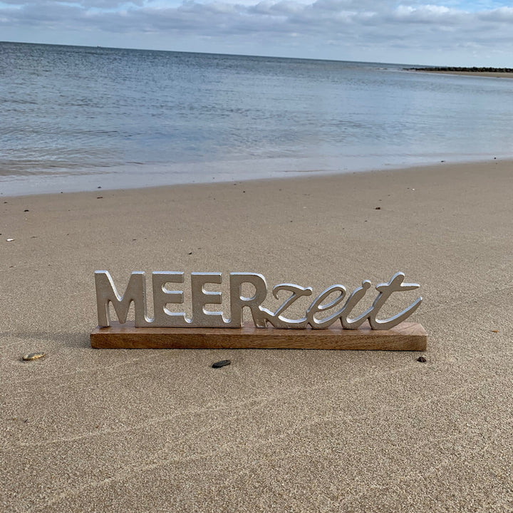 Schriftzug Meerzeit auf Holzfuß
