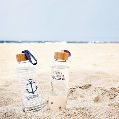 Glas Trinkflasche Barfuß am Strand