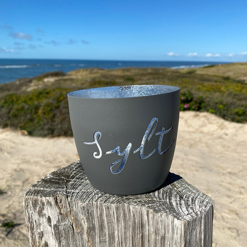 Windlicht im exklusiven Sylt Design Schriftzug Dunkelgrau Mittel